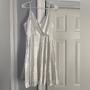 Short/mini dress, lace detailing, v-neck, zip up back